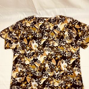 Chic-Flex- Scrub. Top only. Brown . Large . Soft. Wash and Wear. 2 pockets.